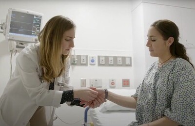 Кодирование Аквилонг в Ленске Врач держит пациентку за руку